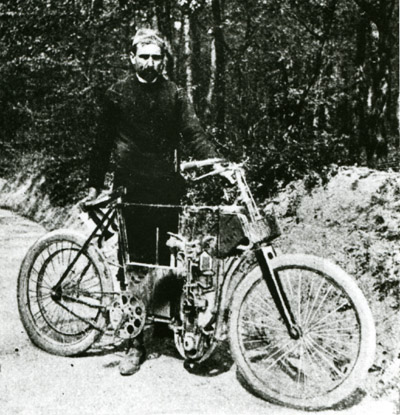 Podsedníček na vodou chlazeném motocyklu typu BZ, rok 1903